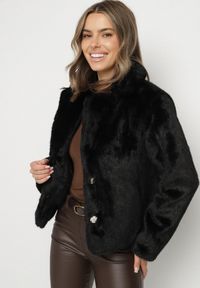 Born2be - Czarna Krótka Kurtka Futerko z Kołnierzem w Eleganckim Stylu Giriselle. Okazja: na co dzień. Kolor: czarny. Materiał: futro. Długość: krótkie. Sezon: zima. Styl: elegancki #4