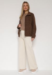 Born2be - Jasnobeżowe Jeansy o Szerokim Fasonie z Wysokim Stanem i Surowymi Krawędziami Cattia. Okazja: na co dzień. Stan: podwyższony. Kolor: beżowy. Styl: casual #5