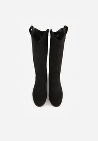 Born2be - Czarne Botki Typu Kowbojki Ażurowe Ozdobione Metaliczną Aplikacją Iomosa. Okazja: na co dzień, do pracy. Kolor: czarny. Materiał: prążkowany, skóra. Wzór: ażurowy, aplikacja. Styl: casual, elegancki #4