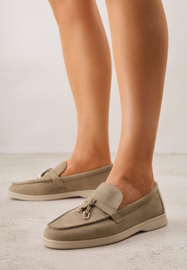 Renee - Jasnozielone Mokasyny z Imitacji Zamszu Zdobione Zawieszką i Przeszyciem Aezoris. Okazja: na co dzień. Kolor: zielony. Materiał: zamsz. Wzór: aplikacja. Styl: casual, elegancki