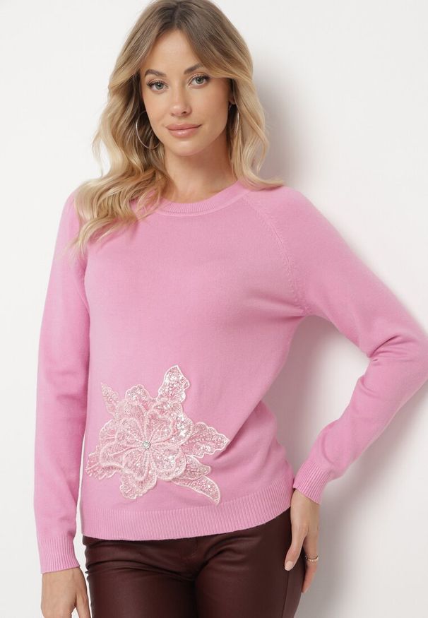 Born2be - Różowy Sweter Ozdobiony Cekinami Koralikami i Cyrkoniami w Kształcie Kwiatka Romiella. Okazja: na co dzień. Kolor: różowy. Materiał: jeans. Wzór: aplikacja, kwiaty. Styl: klasyczny, casual, elegancki