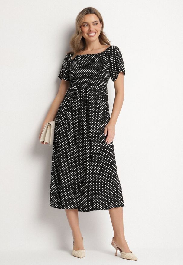 Born2be - Czarna Sukienka z Bawełny o Rozkloszowanym Kroju w Kropeczki Lisadrisa. Okazja: na imprezę, na co dzień. Kolor: czarny. Materiał: bawełna. Długość rękawa: krótki rękaw. Styl: klasyczny, casual, elegancki