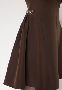 Born2be - Brązowa Rozkloszowana Sukienka Ozdobiona Metaliczną Aplikacją Eleslie. Okazja: na randkę, na imprezę. Kolor: brązowy. Wzór: aplikacja. Styl: elegancki #3