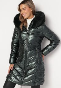 Born2be - Ciemnozielona Metaliczna Kurtka Pikowana z Kapturem Eclaris. Okazja: na co dzień. Typ kołnierza: kaptur. Kolor: zielony. Materiał: futro, jeans. Długość rękawa: długi rękaw. Długość: długie. Wzór: aplikacja. Styl: casual, elegancki #1