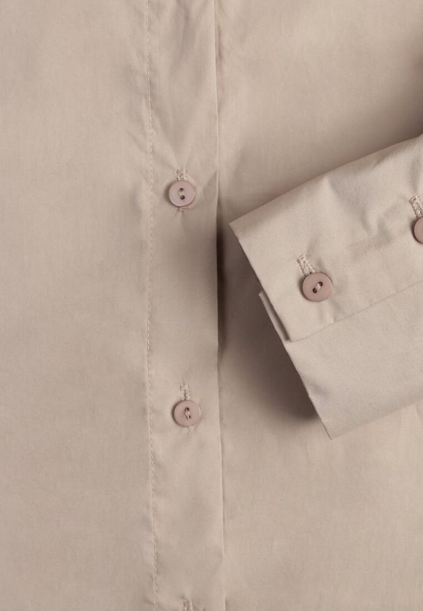 Renee - Beżowa Koszula Bawełniana Aquida. Typ kołnierza: kołnierzyk klasyczny. Kolor: beżowy. Materiał: bawełna. Długość rękawa: długi rękaw. Długość: długie. Styl: klasyczny