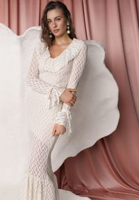 Renee - Beżowa Wieczorowa Sukienka z Koronki Zdobiona Falbanami Lunetra. Typ kołnierza: dekolt w kształcie V. Kolor: beżowy. Materiał: koronka. Wzór: aplikacja, koronka. Styl: wizytowy #3