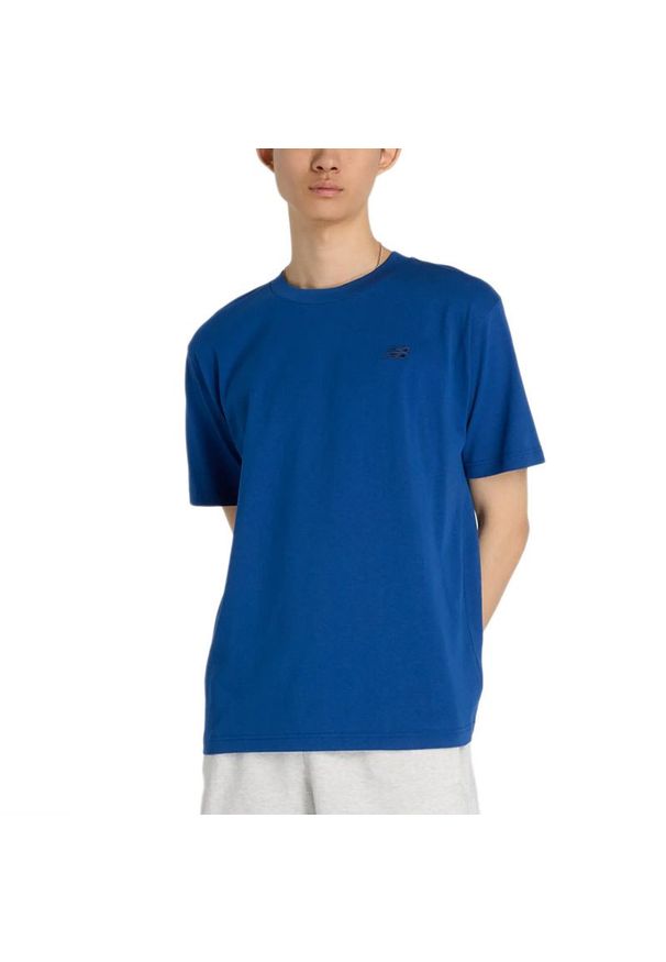 Koszulka męska New Balance MT41533GAB - niebieska. Kolor: niebieski. Materiał: bawełna. Długość rękawa: krótki rękaw. Długość: krótkie