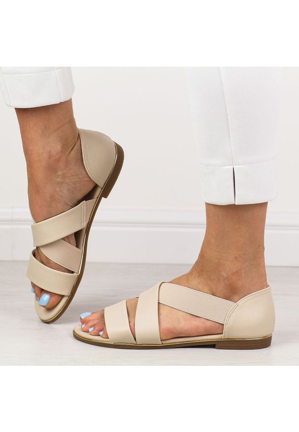 Beżowe płaskie sandały damskie z zakrytą piętą Jezzi 3882. Okazja: na co dzień, na spacer. Zapięcie: pasek. Kolor: beżowy. Materiał: skóra. Sezon: wiosna, lato. Styl: casual, klasyczny, elegancki