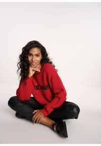 Ochnik - Czerwony sweter damski z logo OCHNIK. Kolor: czerwony. Materiał: materiał. Długość: długie. Wzór: napisy. Styl: elegancki #3