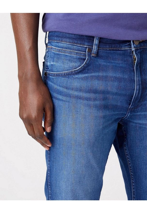 Wrangler - WRANGLER GREENSBORO MĘSKIE SPODNIE JEANSOWE JEANS DŻINSY HEARTBREAKER W15QYI23A 112320205. Okazja: na co dzień. Stan: obniżony. Styl: casual, klasyczny