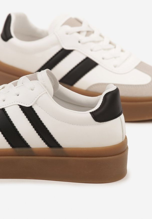 Renee - Biało-Czarne Sneakersy na Kauczukowej Podeszwie Ozdobione Paskami Nilimea. Okazja: na co dzień. Zapięcie: pasek. Kolor: biały. Materiał: kauczuk. Wzór: aplikacja