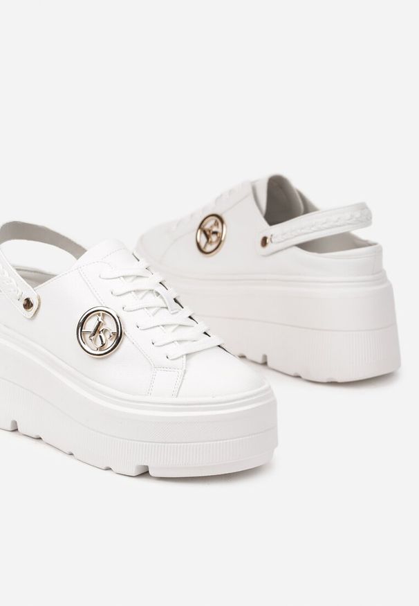 Born2be - Białe Sneakersy Vices na Grubej Tłoczonej Podeszwie z Paskiem na Pięcie i Metaliczną Ozdobą Zenfedi. Okazja: na co dzień. Zapięcie: pasek. Kolor: biały. Materiał: jeans. Szerokość cholewki: normalna. Wzór: aplikacja