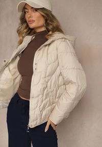 Renee - Beżowa Kurtka Przejściowa z Kapturem w Oryginalne Pikowane Przeszycia Arivitta. Okazja: na spacer. Typ kołnierza: kaptur. Kolor: beżowy. Materiał: jeans, poliester #3