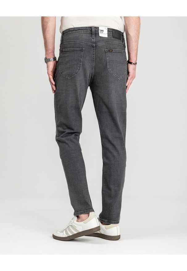 Lee - MĘSKIE SPODNIE JEANSOWE LEE AUSTIN DARK SMOKE 112355803. Okazja: na co dzień. Styl: casual, klasyczny, elegancki