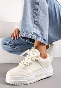 Renee - Biało-Beżowe Sneakersy na Platformie Wiązane na Szerokie Sznurowadła Viletra. Kolor: biały. Szerokość cholewki: normalna. Obcas: na platformie
