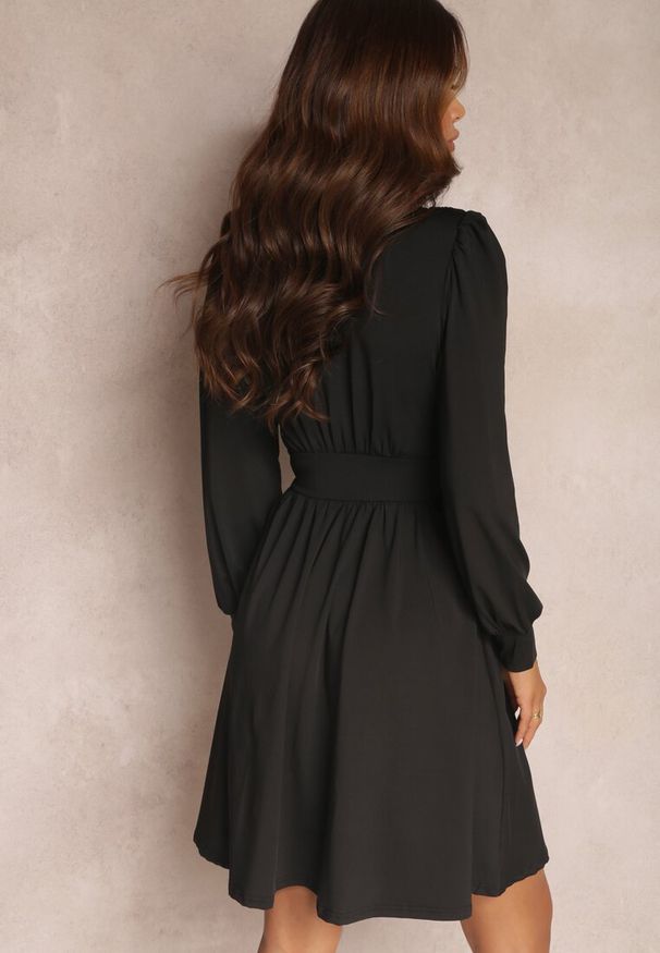 Renee - Czarna Sukienka Kopertowa Taliowana Hosidius. Okazja: na co dzień, na imprezę. Kolor: czarny. Materiał: wiskoza. Typ sukienki: kopertowe. Styl: casual, elegancki. Długość: midi