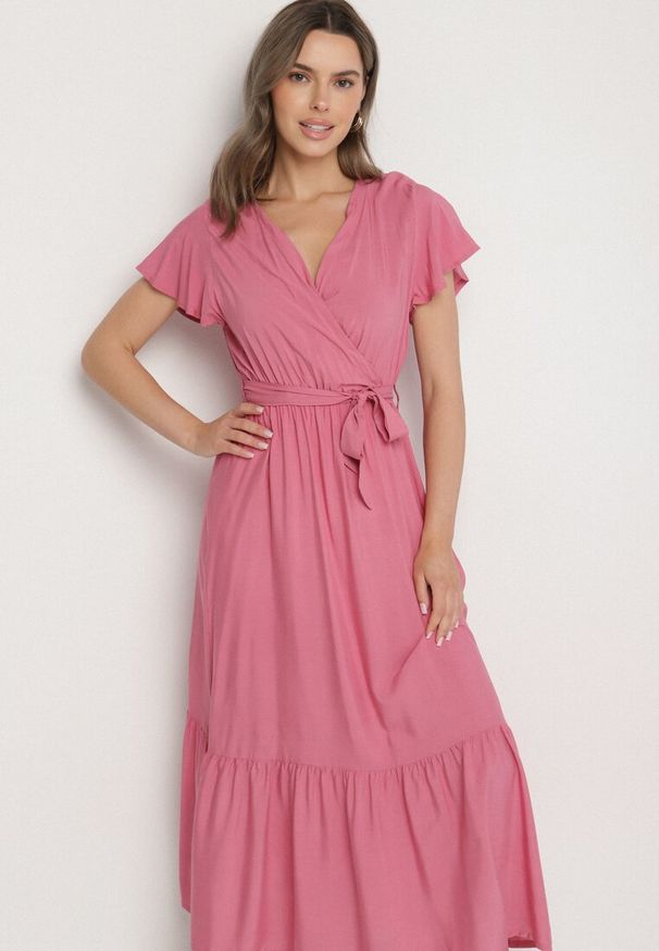 Born2be - Różowa Wiskozowa Sukienka z Kopertowym Dekoltem z Paskiem Savorlisse. Okazja: na co dzień. Kolor: różowy. Materiał: wiskoza. Wzór: aplikacja. Typ sukienki: kopertowe. Styl: casual, klasyczny