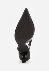 Born2be - Czarne Lakierowane Czółenka na Kaczuszce Bez Pięty Zapinane przy Kostce Evaliraea. Okazja: na co dzień, na spotkanie biznesowe, do pracy. Nosek buta: szpiczasty. Kolor: czarny. Materiał: lakier. Obcas: na szpilce. Styl: casual, biznesowy, elegancki. Wysokość obcasa: średni #3