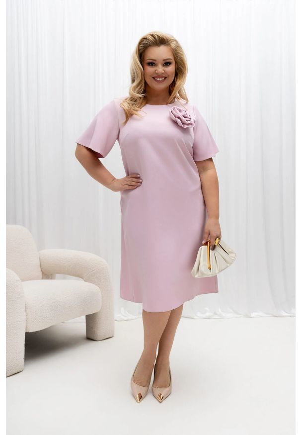 Moda Size Plus Iwanek - Pudrowo - różowa trapezowa sukienka Ivone z ręcznie szytym kwiatem PLUS SIZE XXL OVERSIZE WIOSNA. Okazja: na spotkanie biznesowe, na wesele, na ślub cywilny, na komunię, na imprezę. Kolekcja: plus size. Kolor: różowy. Materiał: tkanina, materiał, poliester, elastan. Wzór: kwiaty. Sezon: wiosna. Typ sukienki: oversize, trapezowe, dla puszystych. Styl: biznesowy, elegancki, klasyczny, wizytowy