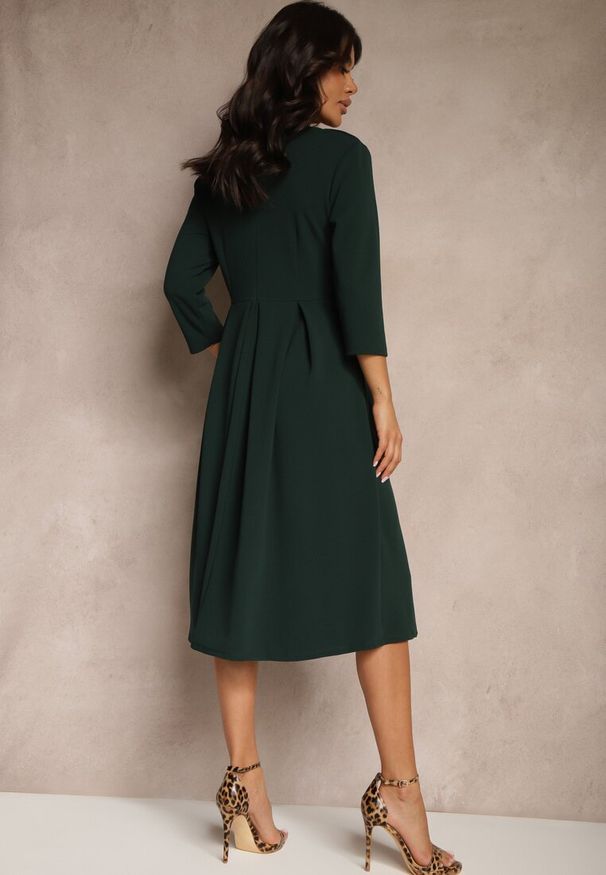 Renee - Ciemnozielona Sukienka o Rozkloszowanym Kroju z Rękawem Długości 3/4 Nomini. Okazja: na spotkanie biznesowe, na randkę. Typ kołnierza: dekolt w kształcie V. Kolor: zielony. Materiał: skóra. Typ sukienki: rozkloszowane. Styl: biznesowy, klasyczny, elegancki