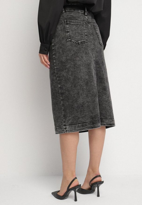 Born2be - Czarna Bawełniana Spódnica Jeansowa o Ołówkowym Fasonie z Rozcięciem i Paskiem Ilovina. Okazja: na co dzień. Kolor: czarny. Materiał: jeans, bawełna. Styl: casual, elegancki