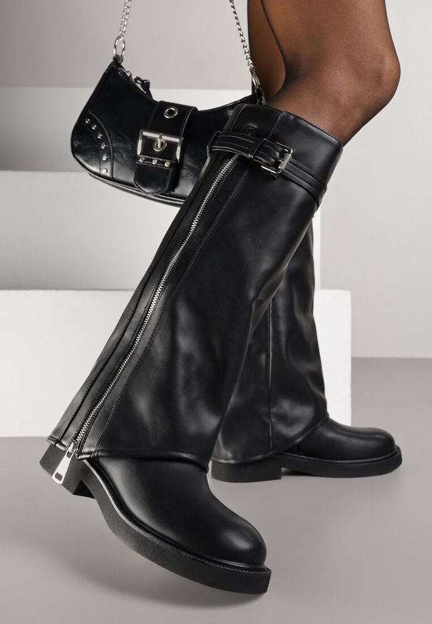 Born2be - Czarne Kozaki w Stylu Bikerów z Wywiniętą Cholewką Suwakiem i Klamrą Siriselle. Okazja: na co dzień. Zapięcie: klamry. Kolor: czarny. Materiał: skóra, jeans. Szerokość cholewki: normalna. Wzór: aplikacja. Styl: casual