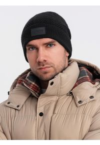 Ombre Clothing - Męska dzianinowa czapka o sweterkowym splocie z naszywką – czarna V1 OM-ACWH-0122 - uniwersalny. Kolor: czarny. Materiał: dzianina. Wzór: ze splotem, aplikacja. Styl: klasyczny, casual