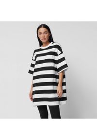 outhorn - Sukienka t-shirtowa w paski - czarno-biała. Kolor: czarny, biały, wielokolorowy. Materiał: dzianina, materiał, bawełna. Wzór: paski