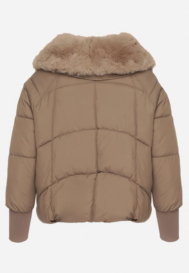 Born2be - Brązowa Puchowa Kurtka Pikowana z Futrzanym Kołnierzem Lanivela. Okazja: na spotkanie biznesowe, do pracy, na co dzień. Kolekcja: plus size. Kolor: brązowy. Materiał: puch, futro. Styl: biznesowy, casual