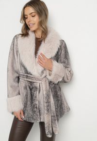Born2be - Beżowa Kurtka Futerko z Wiązanym Paskiem Ozdobnymi Mankietami i Kołnierzem Coellame. Okazja: na co dzień. Kolor: beżowy. Materiał: futro. Styl: klasyczny, casual, elegancki