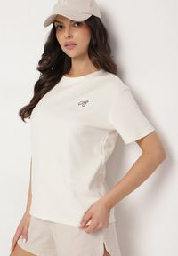 Born2be - Jasnobeżowy T-shirt o Klasycznym Kroju z Ozdobnym Haftem Galerrena. Okazja: na co dzień, na spotkanie biznesowe, do pracy. Kolor: beżowy. Materiał: jeans. Wzór: haft. Styl: klasyczny