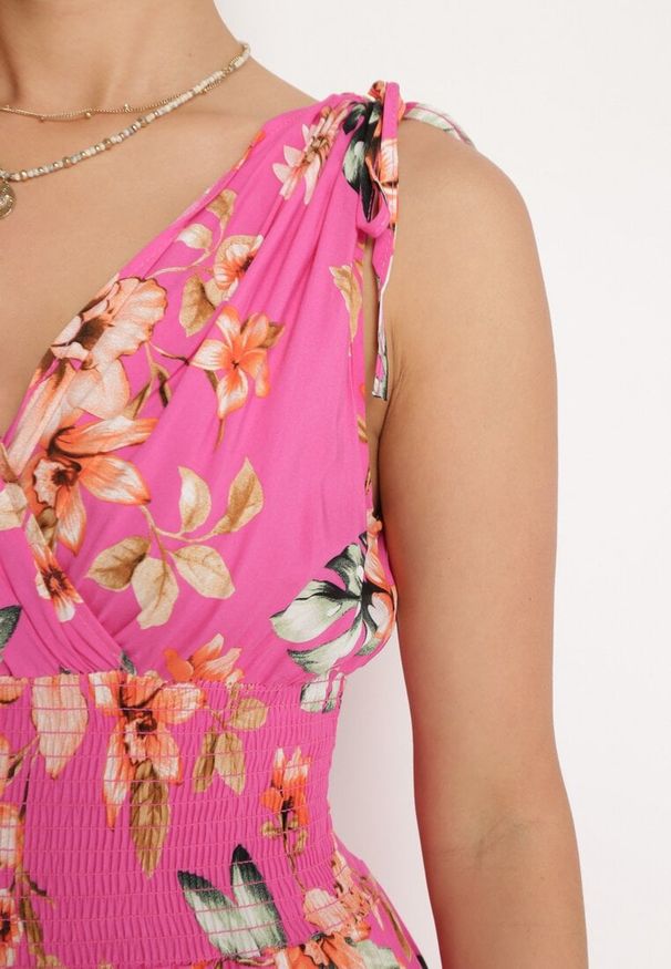 Born2be - Różowa Sukienka w Kwiaty z Gumką w Pasie i Kopertowym Dekoltem Ściągana na Ramionach Saseria. Kolor: różowy. Wzór: kwiaty. Sezon: lato. Typ sukienki: kopertowe