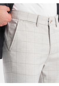 Ombre Clothing - Spodnie męskie o klasycznym kroju w delikatną kratę - beżowe V1. Kolor: beżowy. Materiał: wiskoza, poliester, materiał. Styl: klasyczny #6