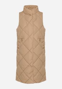 Born2be - Ciemnobeżowa Pikowana Kamizelka o Długim Kroju ze Stójką i Kieszeniami Avatheia. Okazja: na co dzień. Typ kołnierza: kołnierzyk stójkowy. Kolor: beżowy. Materiał: jeans. Długość: długie. Wzór: aplikacja. Styl: elegancki, casual, klasyczny #3