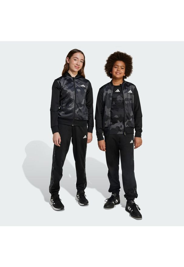 Adidas - Dres Seasonal Essential Kids Camouflage Tricot 3-Stripes All Over Printed. Kolor: biały, wielokolorowy, czarny. Materiał: dresówka
