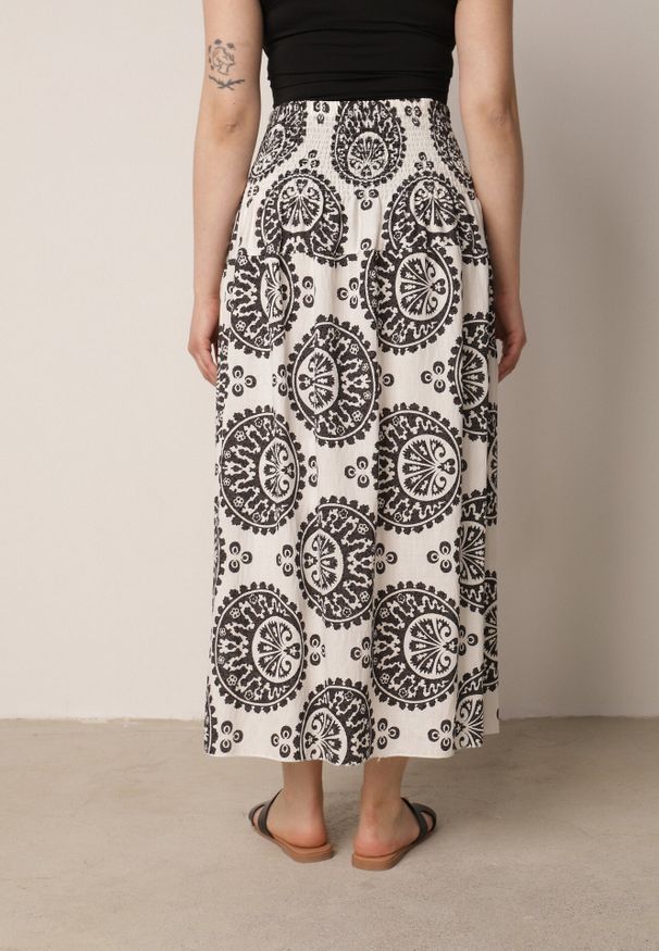 Born2be - Czarna Rozkloszowana Spódnica z Wiskozy z Wysokim Stanem i Etnicznym Wzorem Ari. Okazja: do pracy, na co dzień, na spacer. Stan: podwyższony. Kolor: czarny. Materiał: wiskoza. Wzór: aplikacja. Sezon: lato. Styl: casual