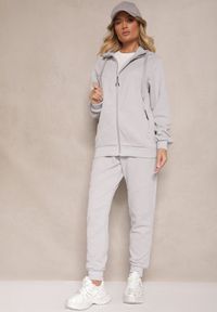 Renee - Szary Komplet Dresowy Zdobiony Tłoczeniem Bluza z Kapturem i Joggery Tuseira. Kolor: szary. Materiał: dresówka. Wzór: aplikacja #5