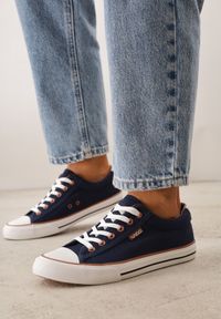 Born2be - Granatowe Klasyczne Trampki do Kostki z Lamówką przy Podeszwie Kasiope. Okazja: na co dzień. Kolor: niebieski. Materiał: jeans. Styl: klasyczny #1