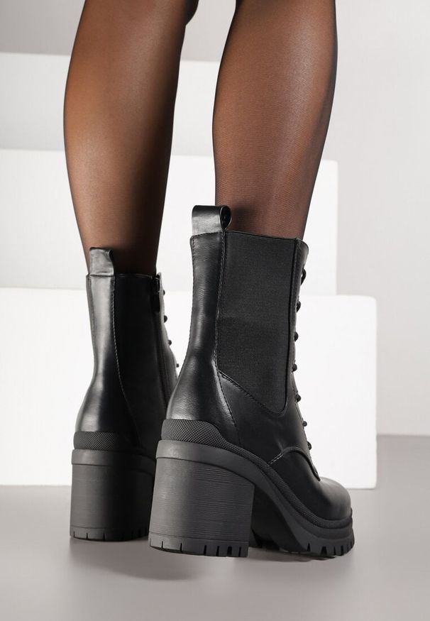 Renee - Czarne Botki Typu Workery na Słupku Cladira. Okazja: na co dzień, na randkę. Kolor: czarny. Materiał: skóra, jeans. Sezon: wiosna. Obcas: na słupku. Styl: casual, street, elegancki. Wysokość obcasa: średni