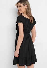 Born2be - Czarna Wiskozowa Sukienka z Gumkami w Pasie Ściągana przy Dekolcie z Falbanką Tiimamla. Okazja: na co dzień. Kolor: czarny. Materiał: wiskoza. Długość rękawa: krótki rękaw. Sezon: wiosna, lato. Typ sukienki: proste. Styl: casual #4