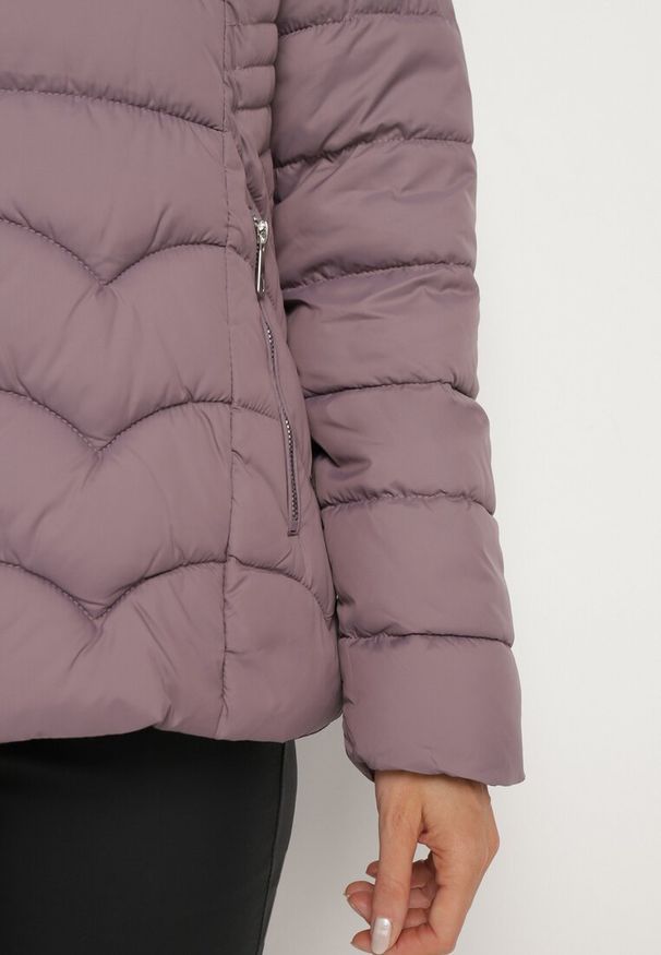 Born2be - Ciemnofioletowa Pikowana Kurtka z Odpinanym Kapturem i Futrzaną Podszewką Reandira. Okazja: na co dzień, na spacer. Kolor: fioletowy. Materiał: futro. Styl: elegancki, casual