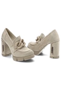 Półbuty damskie Carinii, zamszowa cholewka o miękkiej strukturze dekoracyjny łańcuch na podbiciu stabilny obcas, beżowe, B7963-R30. Okazja: do pracy, na spotkanie biznesowe. Zapięcie: bez zapięcia. Kolor: beżowy. Materiał: skóra, zamsz. Szerokość cholewki: normalna. Obcas: na obcasie. Styl: klasyczny, biznesowy, elegancki. Wysokość obcasa: średni #5