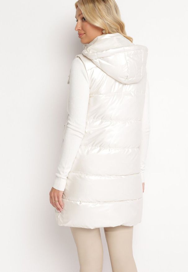 Born2be - Srebrno-Beżowa Pikowana Kamizelka z Odpinanym Kapturem i Zasuwanymi Kieszeniami Gorcja. Okazja: na co dzień. Kolor: srebrny. Materiał: tkanina, jeans. Styl: casual