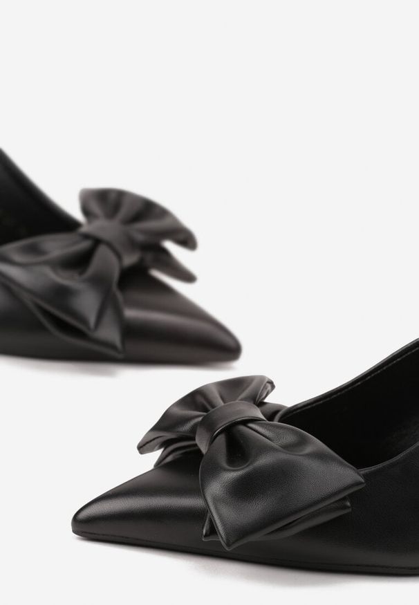 Renee - Czarne Sandały Vices na Szpilce Slingback Ozdobione Kokardą Tilvanea. Okazja: na co dzień. Zapięcie: sprzączka. Kolor: czarny. Wzór: aplikacja. Obcas: na szpilce. Styl: casual, elegancki