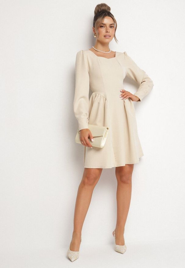 Born2be - Beżowa Rozkloszowana Sukienka z Kwadratowym Dekoltem Katilora. Typ kołnierza: dekolt kwadratowy. Kolor: beżowy. Długość rękawa: długi rękaw. Styl: klasyczny