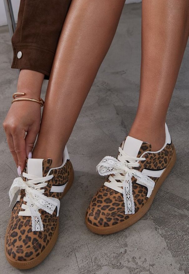 Renee - Panterkowe Sneakersy Typu Kultowe Tenisówki z Ozdobną Odpinaną Kokardą Korilinda. Okazja: na co dzień. Materiał: jeans