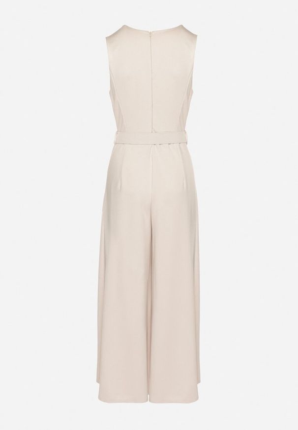 Born2be - Jasnobeżowy Taliowany Kombinezon z Wiskozą Ozdobiony Paskiem Ralinelle. Okazja: na imprezę. Kolor: beżowy. Materiał: wiskoza. Wzór: aplikacja. Styl: klasyczny, elegancki