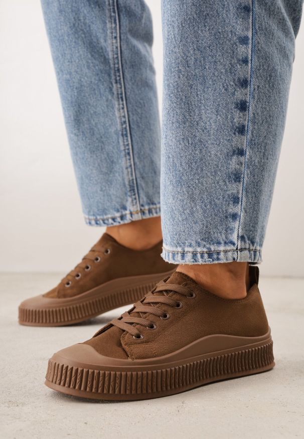 Born2be - Brązowe Trampki z Imitacji Zamszu z Nieregularną Podeszwą ze Żłobieniami Naranatea. Okazja: na co dzień, na randkę. Kolor: brązowy. Materiał: zamsz. Szerokość cholewki: normalna. Styl: casual