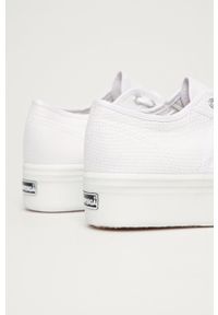 Superga Tenisówki damskie kolor biały. Nosek buta: okrągły. Zapięcie: sznurówki. Kolor: biały. Materiał: guma. Obcas: na platformie