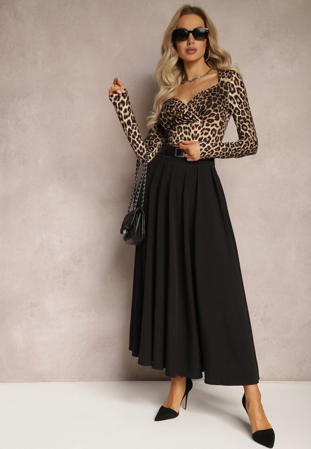 Renee - Czarna Rozkloszowana Spódnica z Szerokimi Plisami i Paskiem z Ekoskóry Awhisa. Okazja: na co dzień. Kolor: czarny. Materiał: skóra. Styl: retro, klasyczny, casual